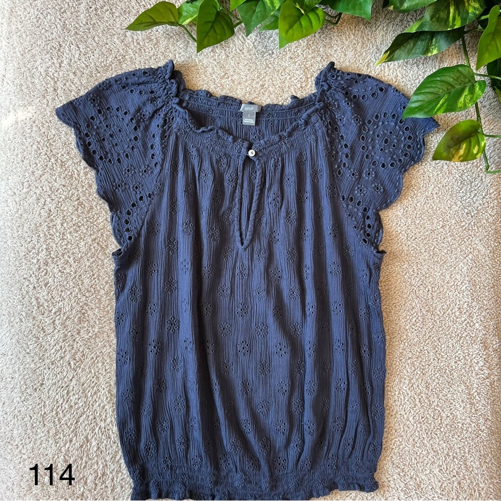 Aerie, eyelet top, size small.